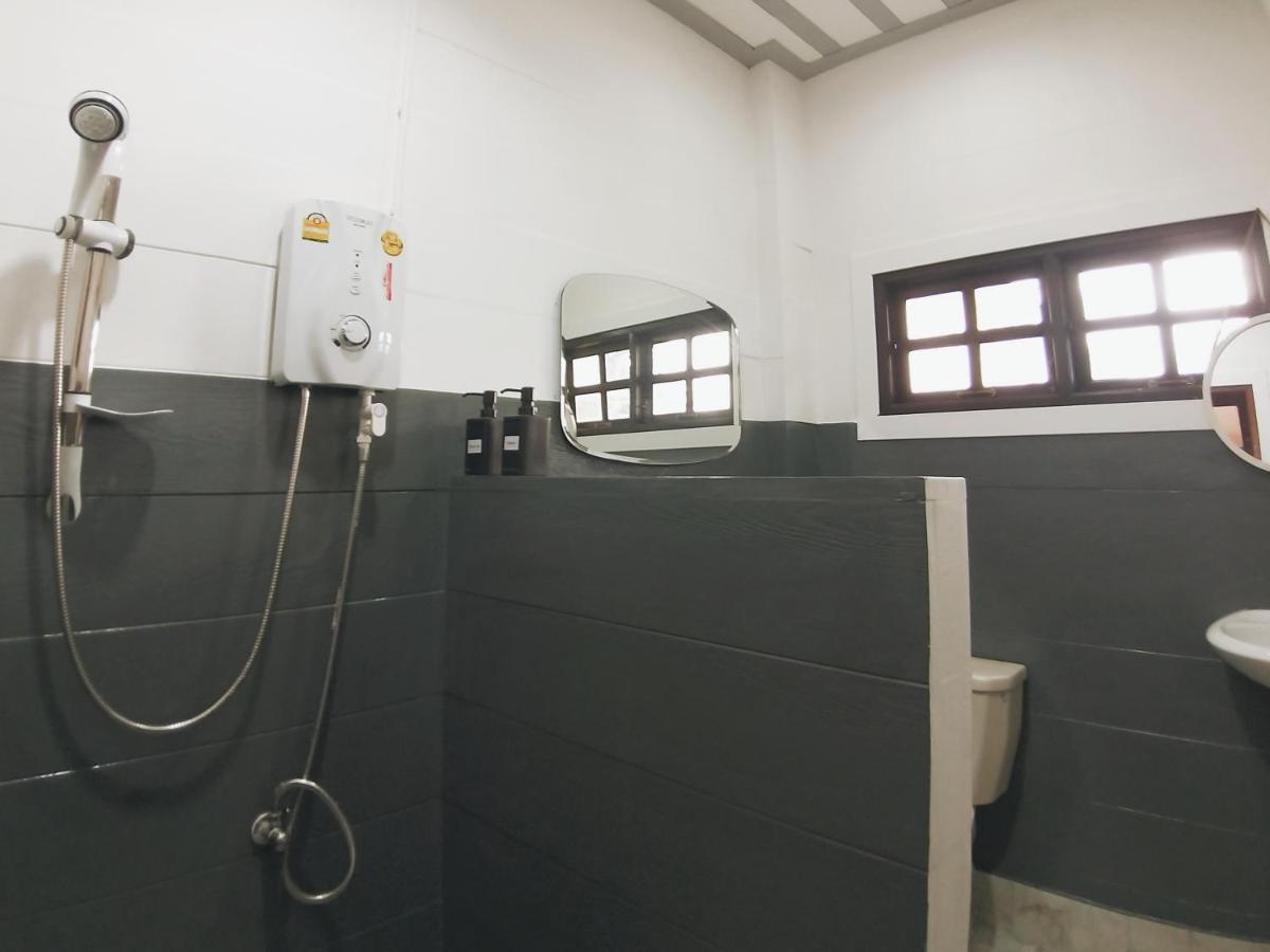 The Warehouse - Ayutthaya Apartment Bagian luar foto