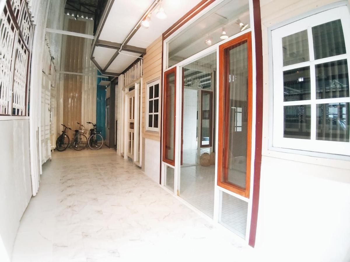 The Warehouse - Ayutthaya Apartment Bagian luar foto