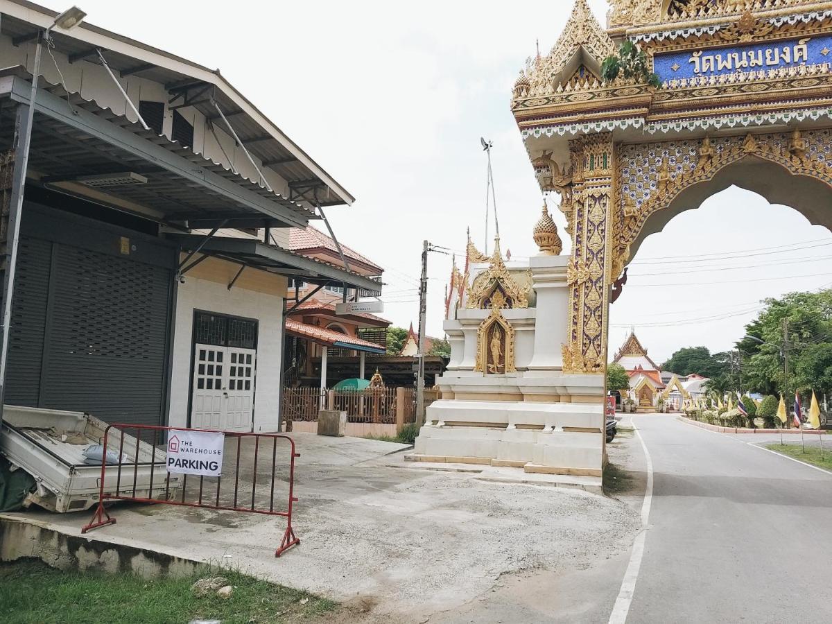 The Warehouse - Ayutthaya Apartment Bagian luar foto