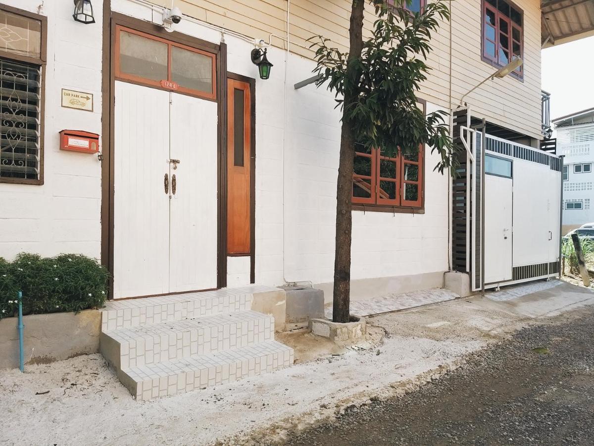 The Warehouse - Ayutthaya Apartment Bagian luar foto