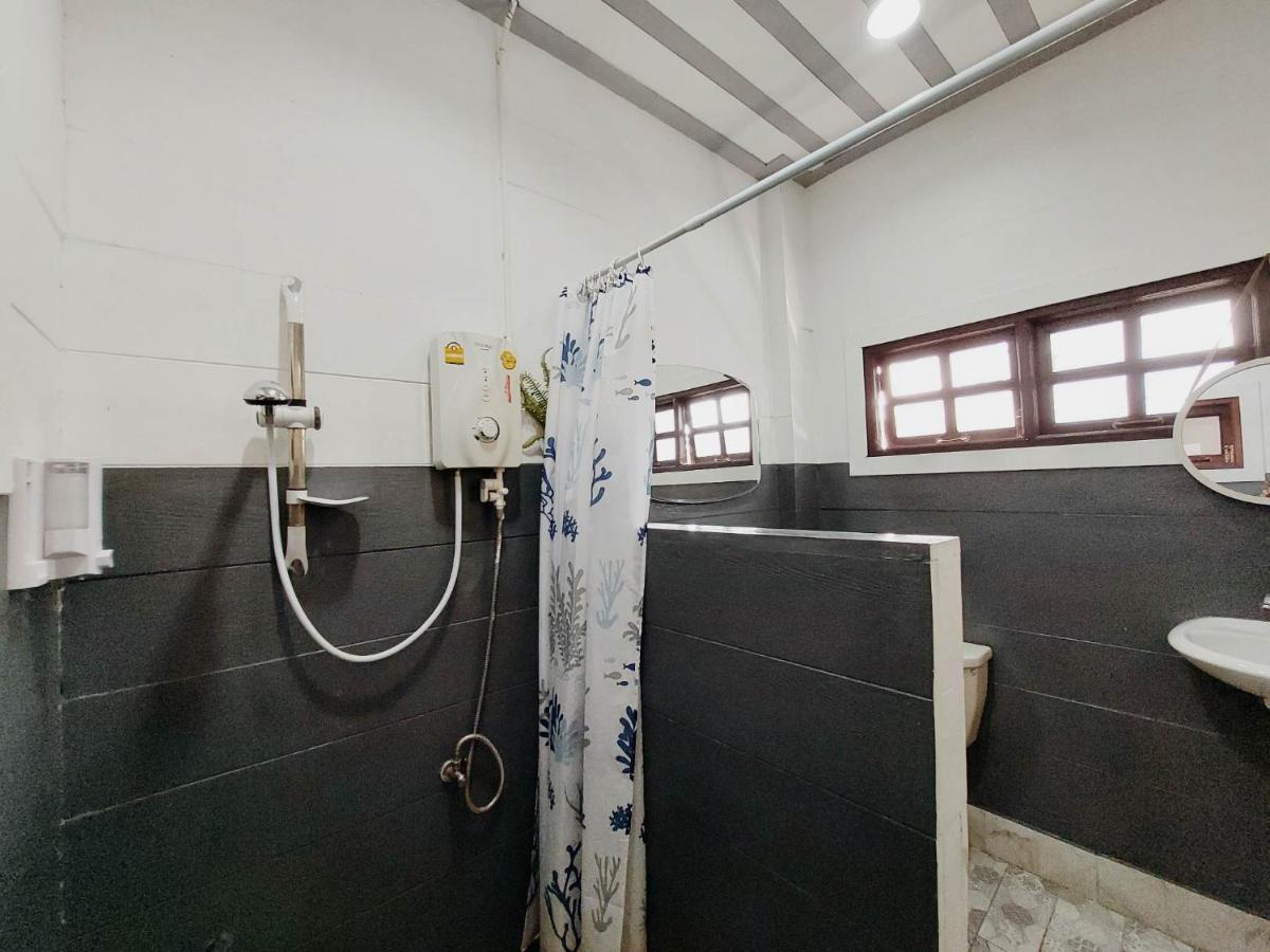 The Warehouse - Ayutthaya Apartment Bagian luar foto