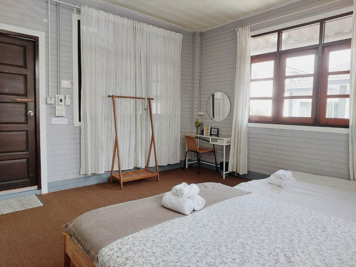 The Warehouse - Ayutthaya Apartment Bagian luar foto