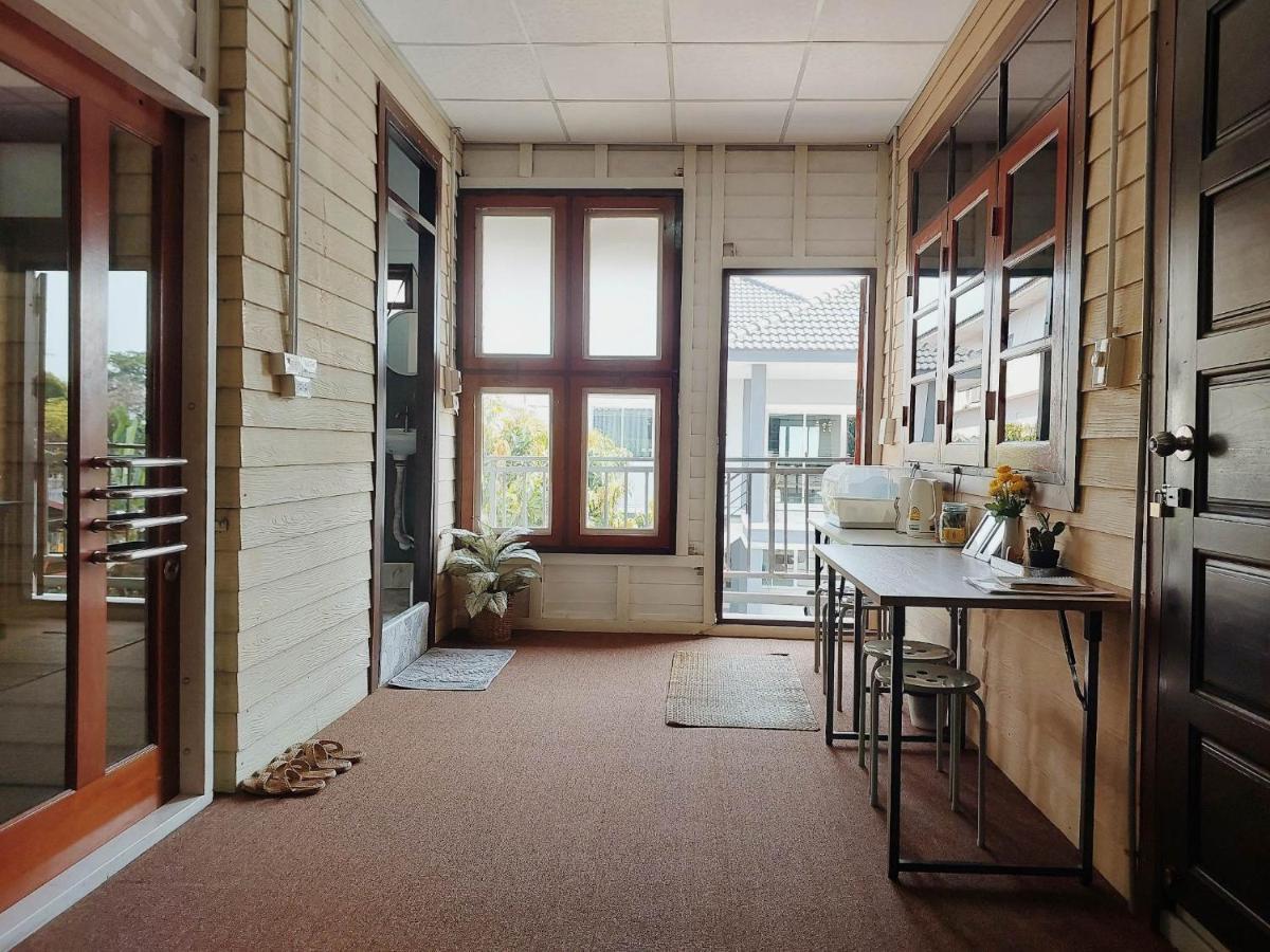 The Warehouse - Ayutthaya Apartment Bagian luar foto