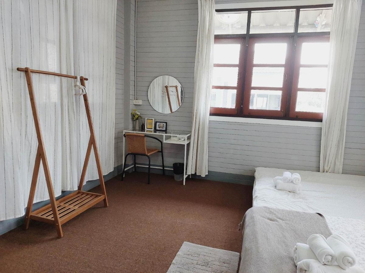 The Warehouse - Ayutthaya Apartment Bagian luar foto