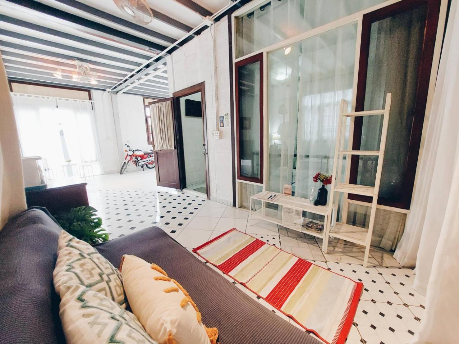 The Warehouse - Ayutthaya Apartment Bagian luar foto